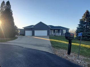 6121 Brissa Ln, Cedar Rapids, IA 52411