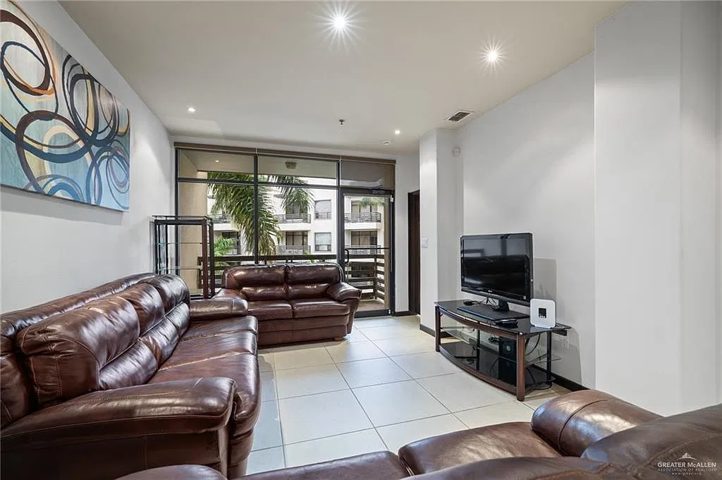3 bed, 2.0 bath, 1234 sqft, $2,600 — Photo 3