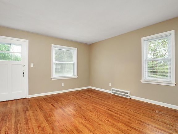 3rd image of 924 N Edison Ave