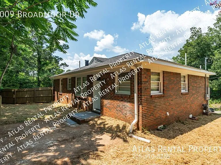 1009 Broadmoor Dr — Photo 4