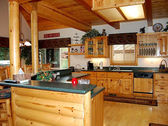 3rd image of 940 Alpenweg Dr