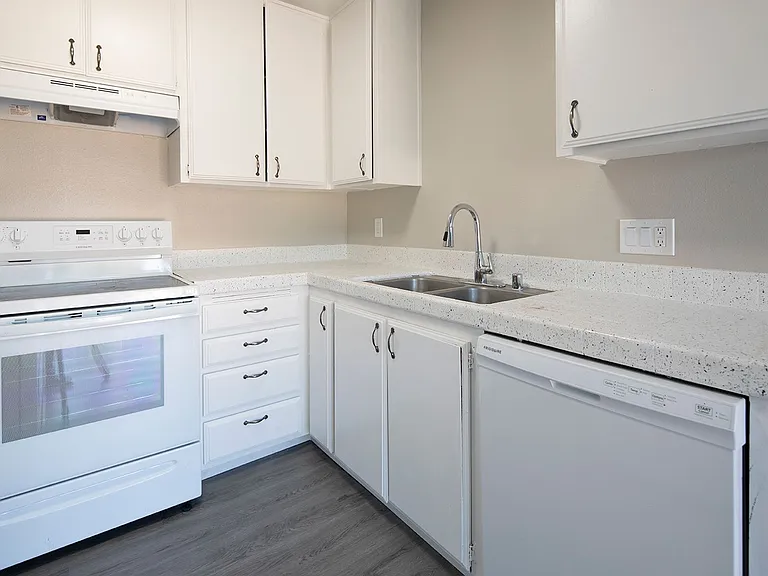 Madison Court Apartments — Photo 28