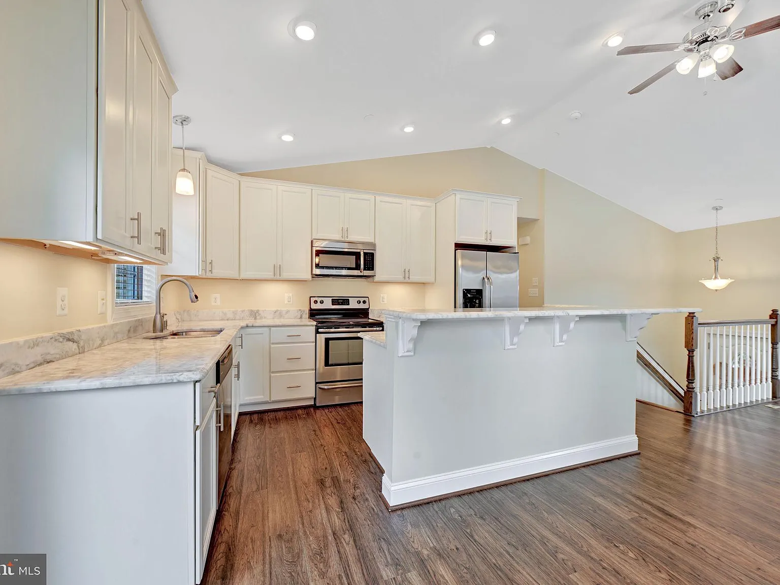 3 bed, 3.0 bath, 1844 sqft, $3,900 — Photo 4