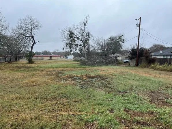 1404 E Toledo St, Beeville, TX 78102