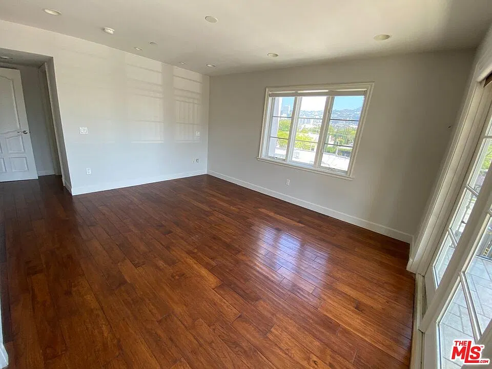 3 bed, 3.5 bath, 1800 sqft, $5,500 — Photo 3