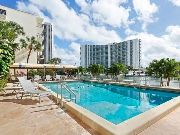 220 Kings Point Dr, North Miami Beach, FL