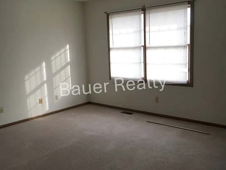 1255 Hillcrest Dr — Photo 4
