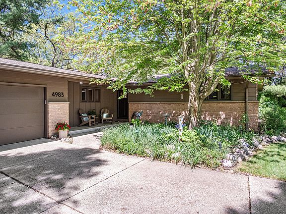 3rd image of 4983 Bluff Dr NE
