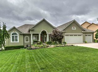 513 NE Oaks Ridge Dr, Lees Summit, MO 64064