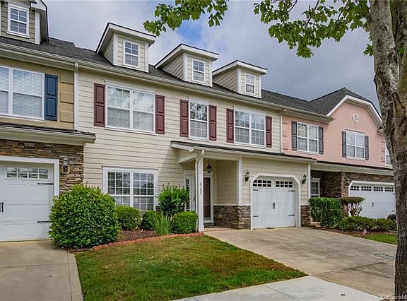 3rd image of 4708 Chantress Ln #84