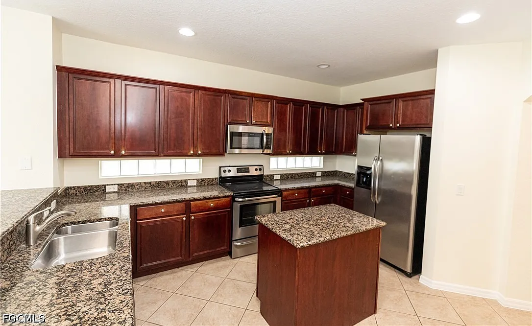 4 bed, 3.0 bath, 2758 sqft, $2,800 — Photo 4