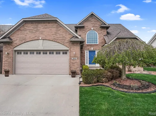 19976 Twin Pond Dr, Brownstown, MI 48183
