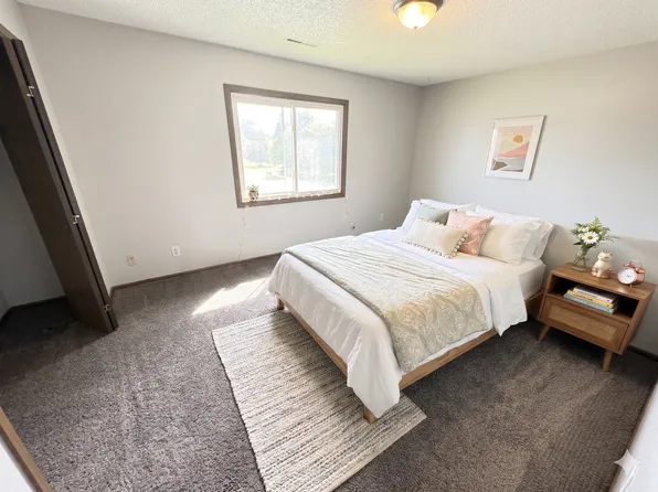 1303 Ravenwood Rd, 1303 Ravenwood Rd APT 6, Waterloo, IA 50702