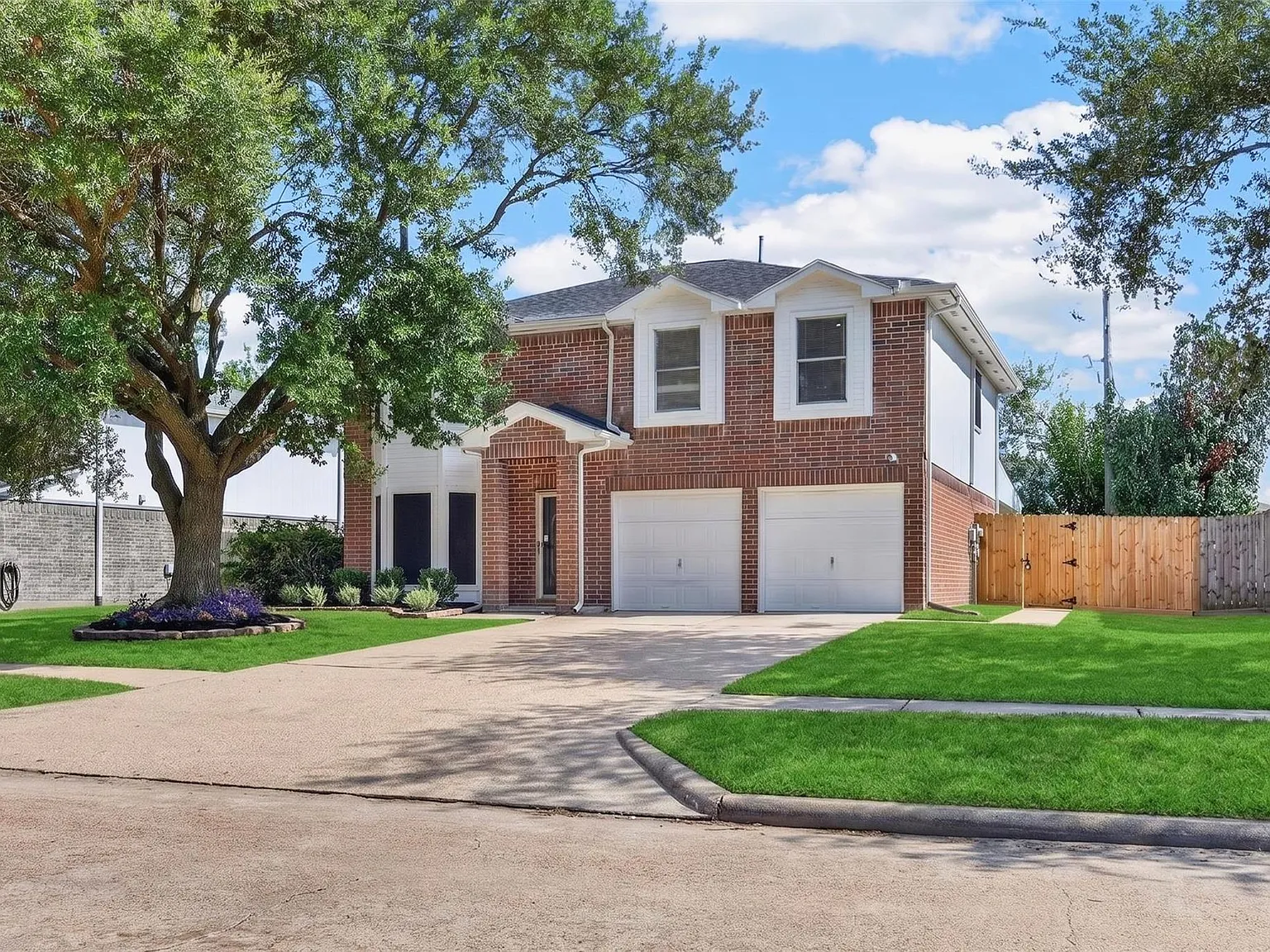 3 bed, 2.5 bath, 2436 sqft, $2,200 — Photo 3