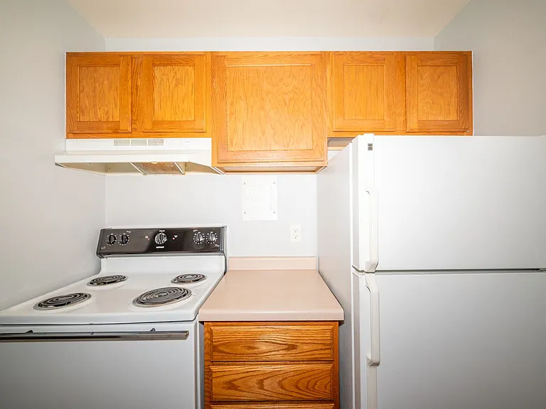 Canterbury Court Apartments — Photo 27