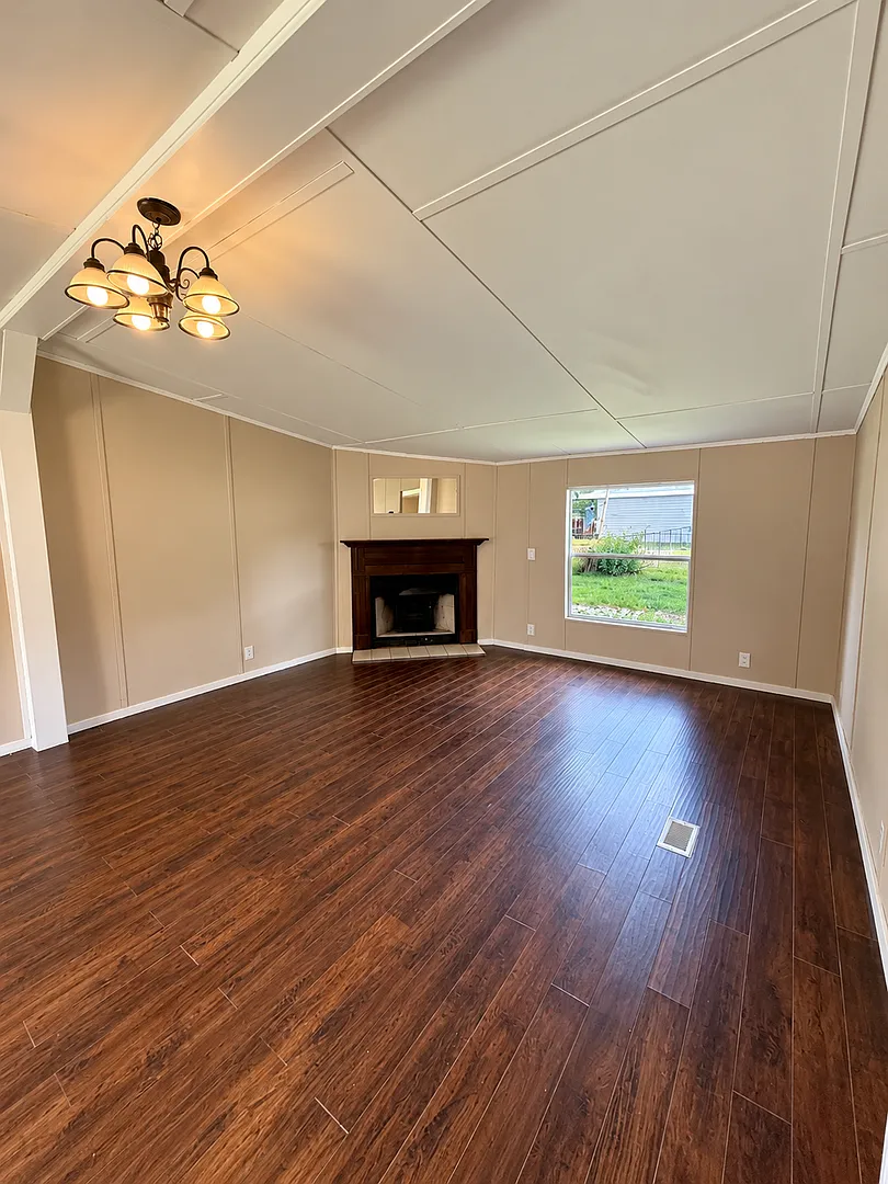 3 bed, 2.0 bath, 1700 sqft, $1,350 — Photo 3