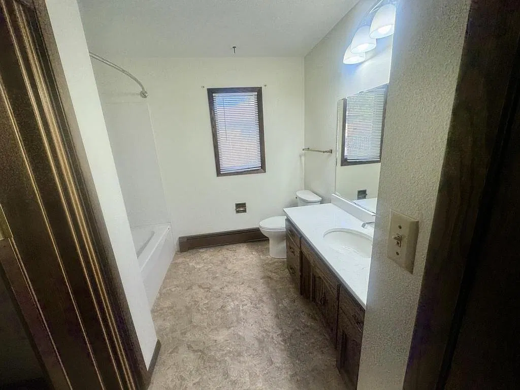 224 W Reno Ave — Photo 4
