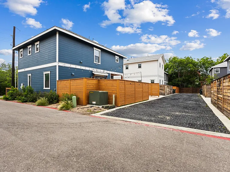 918 N Olive St — Photo 23