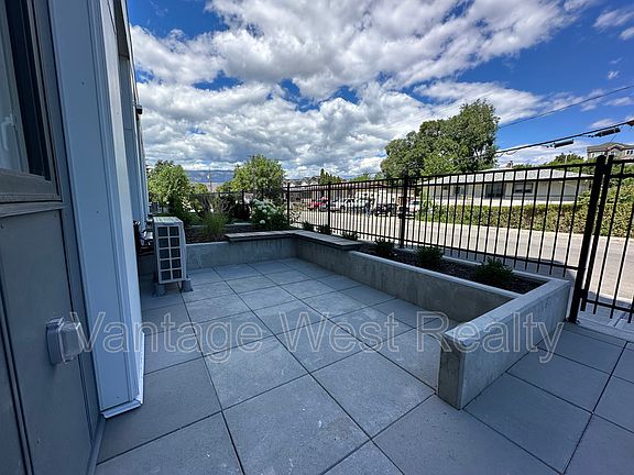 4th image of 1381 Belaire Ave #Townhouse 3