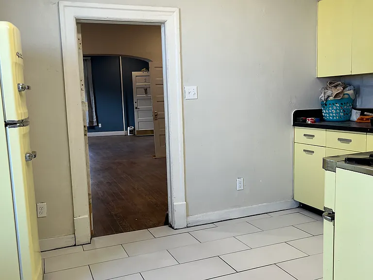 417 W 3rd St #2 — Photo 8