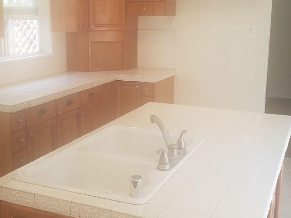 3rd image of 480 W 24th St
