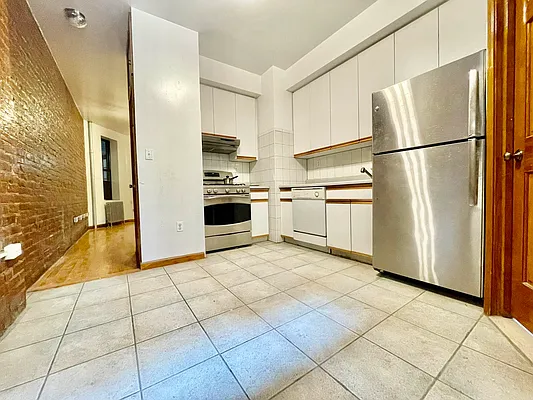 Rented by HOLTON REAL ESTATE INC. | media 33