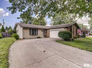 607 Timberhill Dr, Chatham, IL 62629