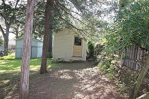 3rd image of 1409 W Crawford St