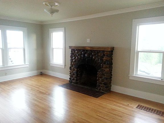 3rd image of 905 Crawford St