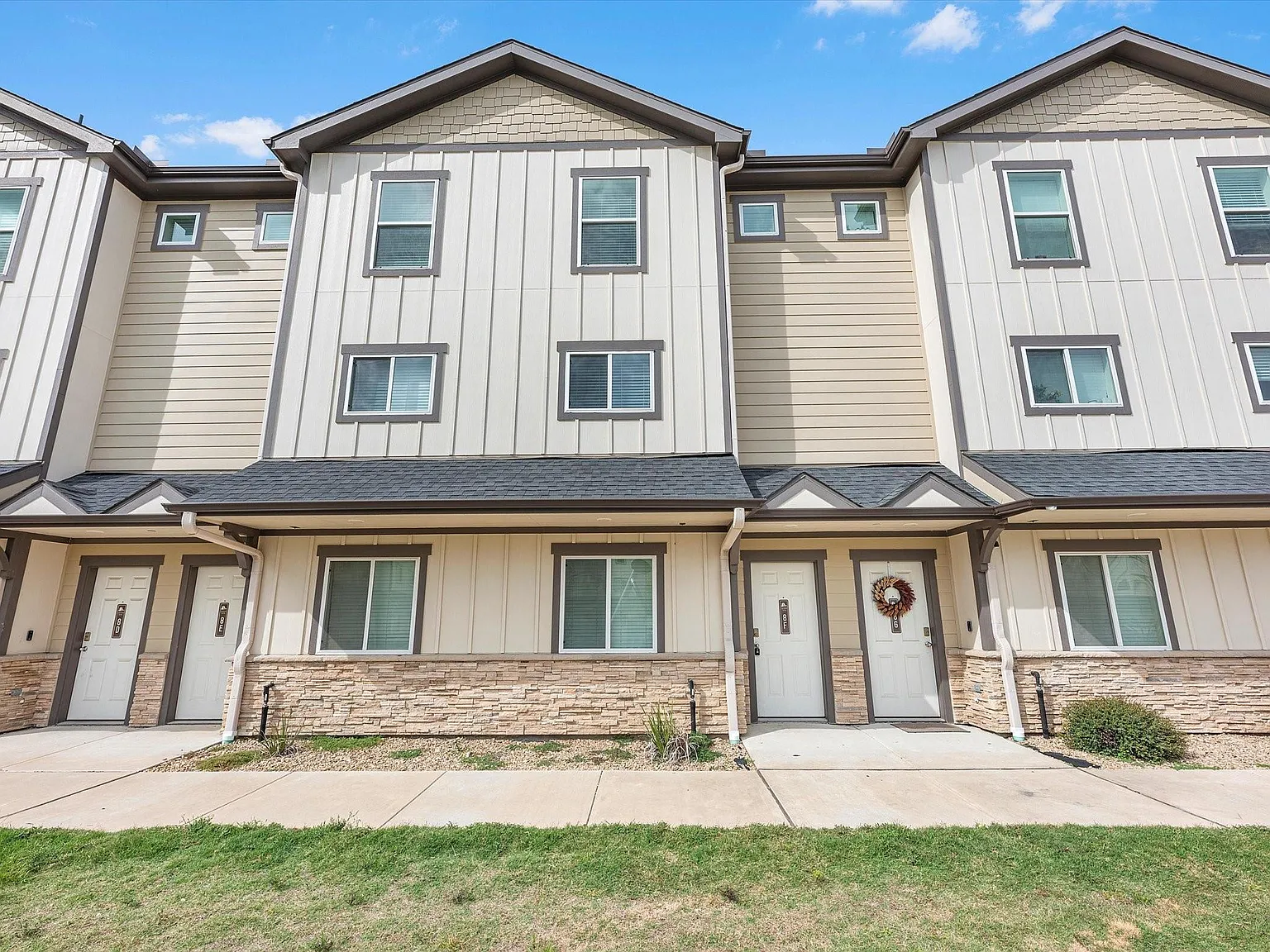3 bed, 2.5 bath, 1650 sqft, $1,775 — Photo 1