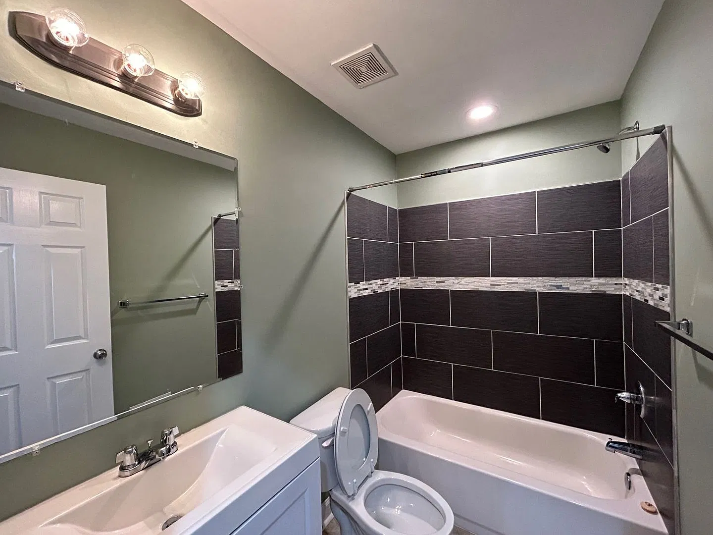 Baltimore - 2 Bedrooms and 2 baths Available! — Photo 4