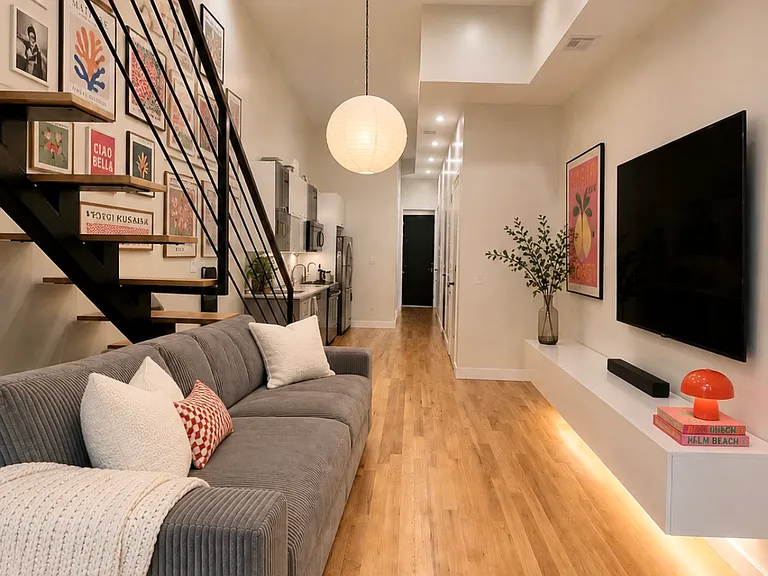 323 Melrose St #3R — Photo 2