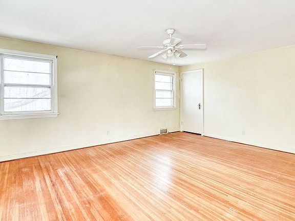 26th image of 262 Commodore Pkwy