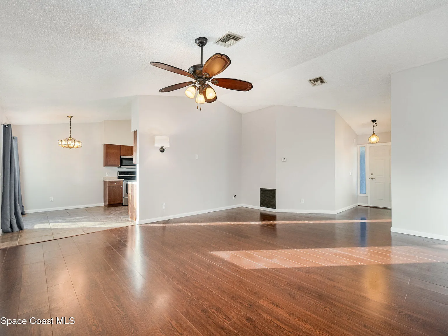 3 bed, 2.0 bath, 1200 sqft, $2,150 — Photo 2