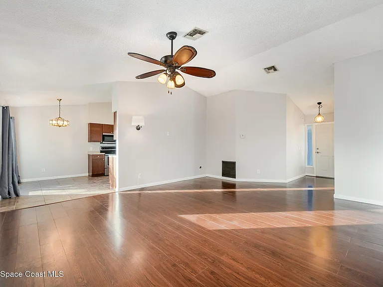511 Biscayne Ln — Photo 2