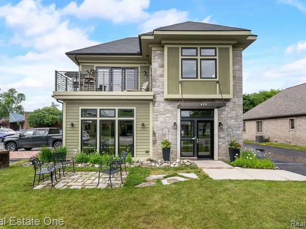 426 W University Dr, Rochester, MI 48307
