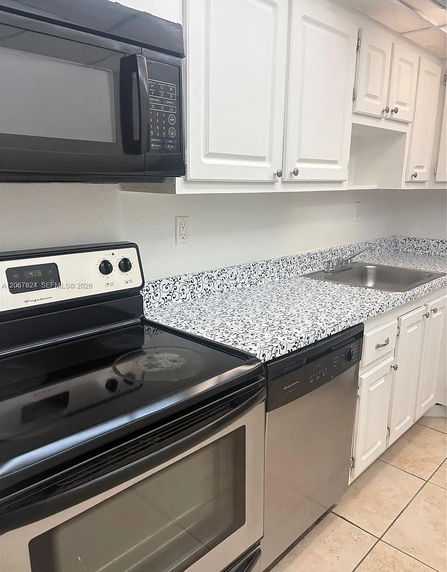 Bayview Palms Condo — Photo 2