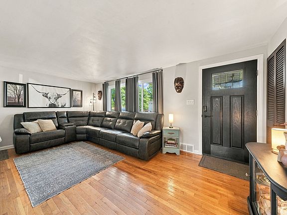 3rd image of 302 Duke Ln