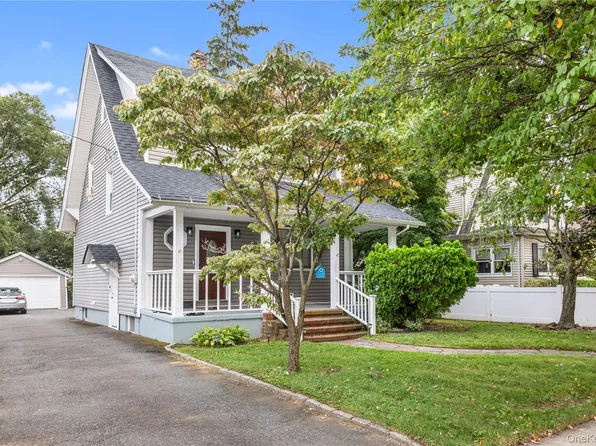 8 Rolling Street, Lynbrook, NY 11563