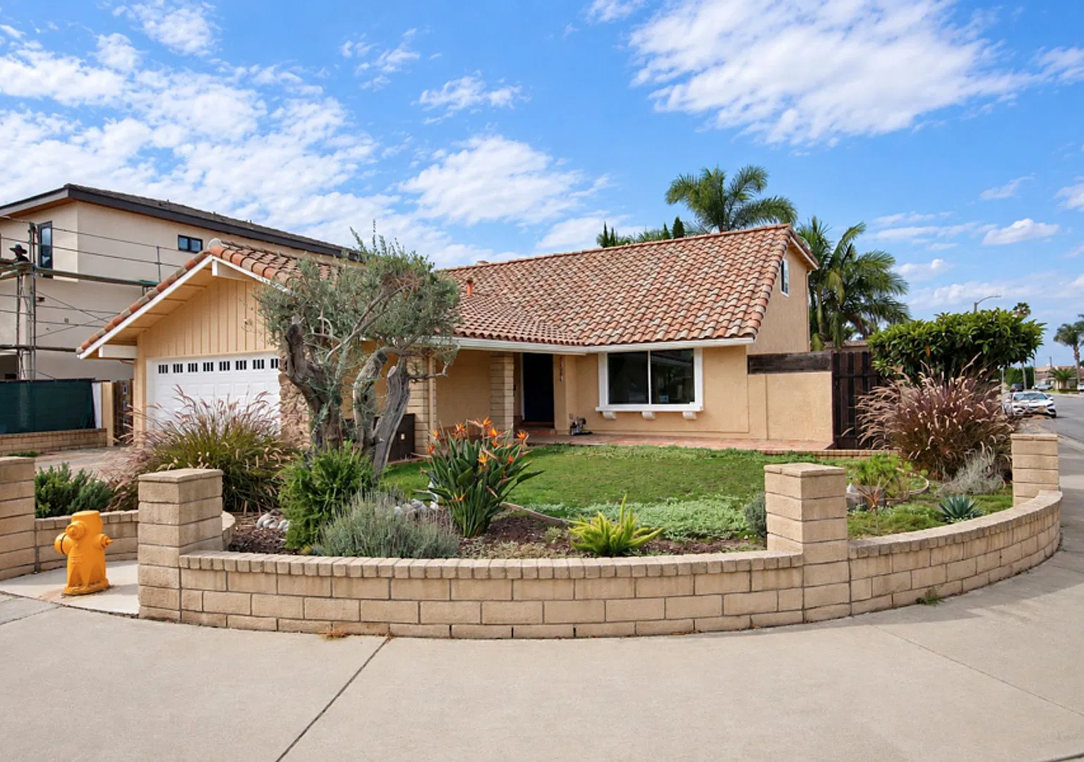 Huntington Beach Beauty with Impressive Indoor/Outdoor Space — Photo 1