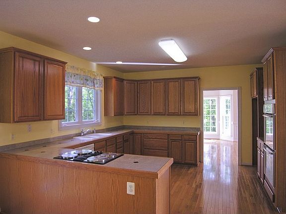 4th image of 30 Poplar View Dr