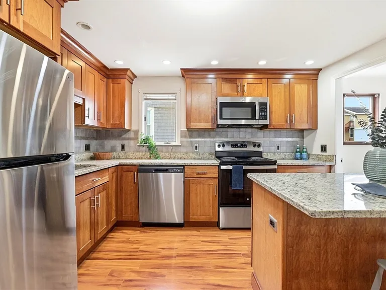 77 Swan St #2 — Photo 1
