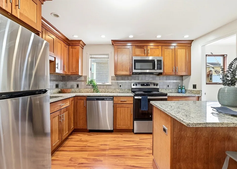 77 Swan St #2