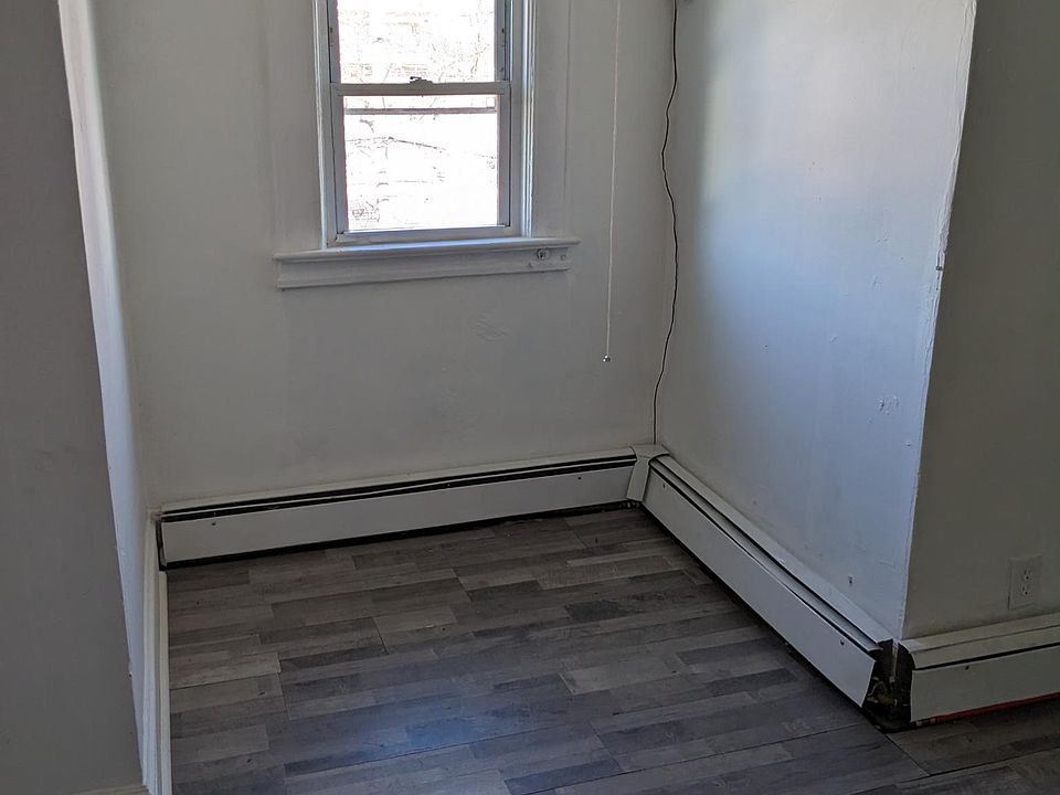 1st image of 520 Oak St Floor 2