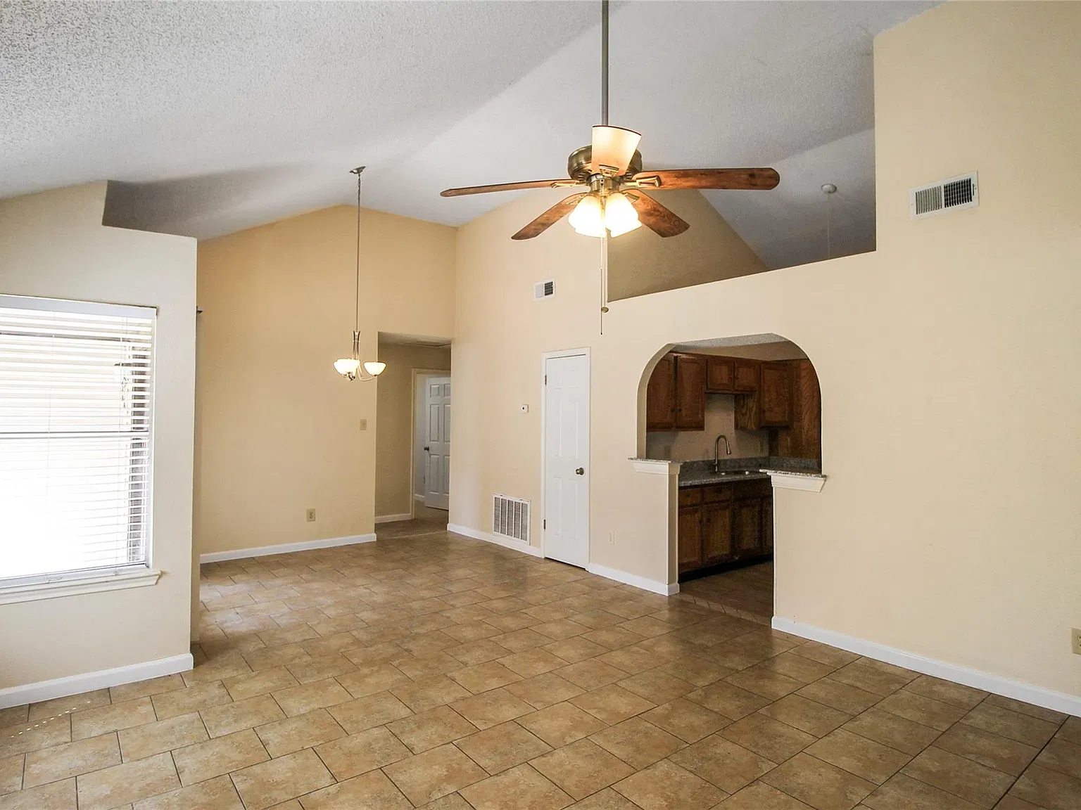 3 bed, 2.0 bath, 1063 sqft, $1,925 — Photo 4