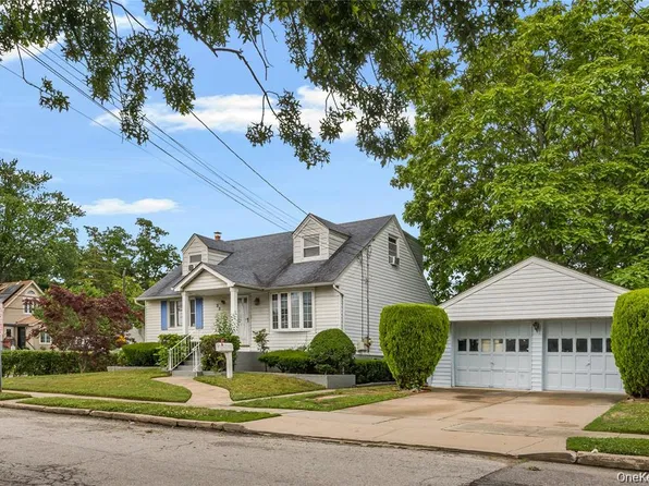 33 N Montgomery Street, Valley Stream, NY 11580