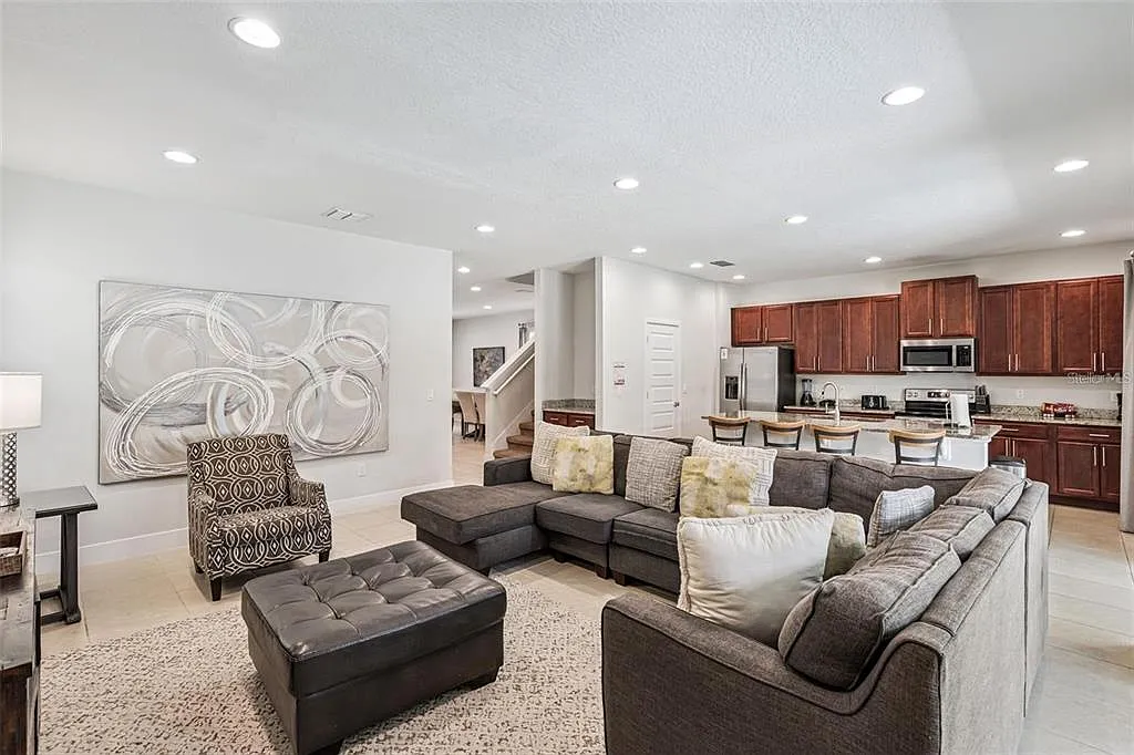5 bed, 5.0 bath, 2570 sqft, $4,500 — Photo 3