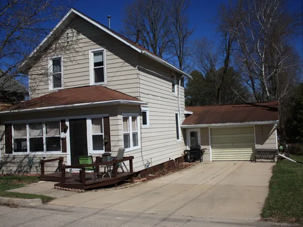 305 E Armstrong St, Gillett, WI 54124