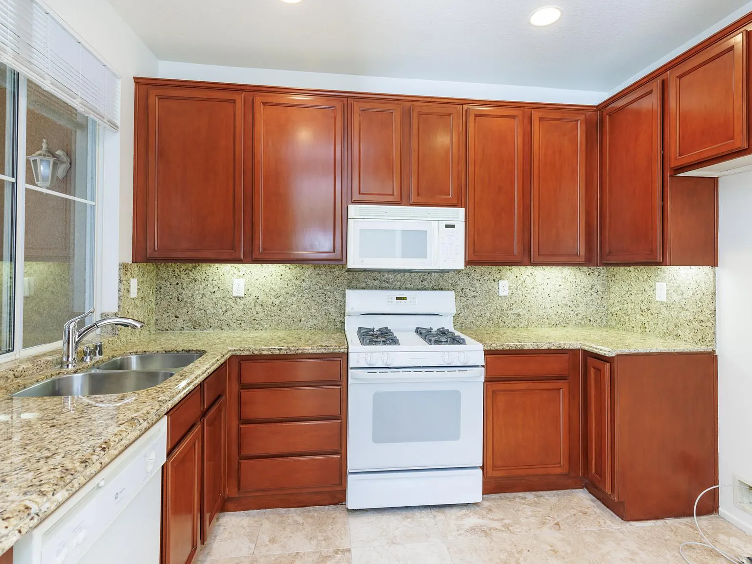 3 bed, 2.5 bath, 1684 sqft, $3,800 — Photo 3
