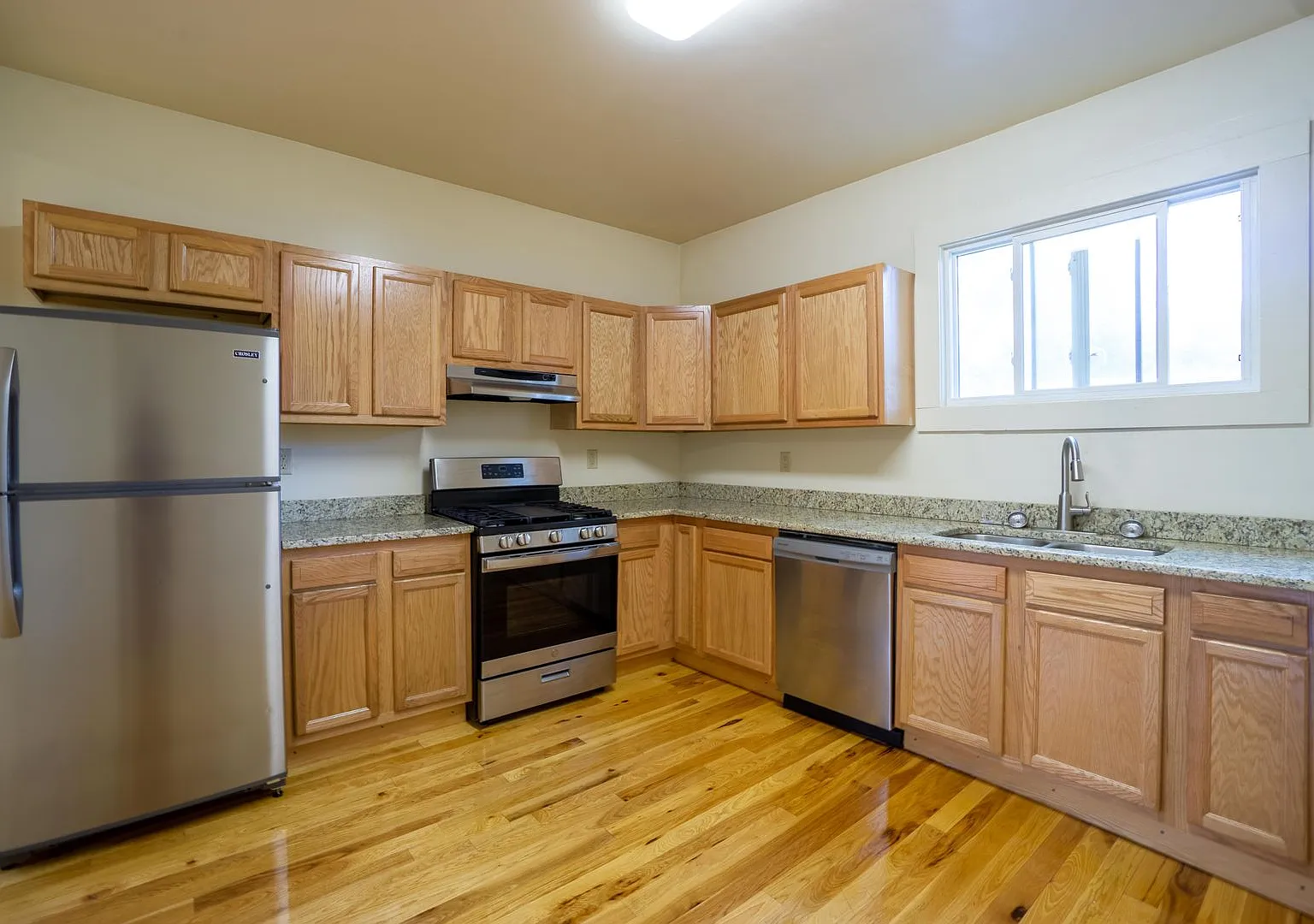 546 Columbus - Available August 1, 2027 - Beautiful 1st Floor Flat On Quiet Residential Street — Photo 3